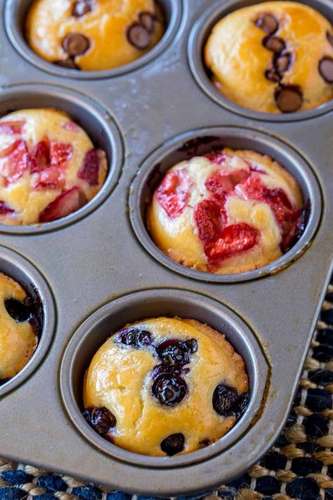 Pancake Muffin Bites are easy to throw together using simple pantry ingredients. Just combine the batter, bake, and enjoy bite-sized portable pancakes. #breakfast #muffins #pancakes #pancakemuffins #pancakebites #dinnerthendessert Baked Pancake Bites, Mini Omelet Muffins Breakfast Bites, Pancake Bites With Bisquick, Breakfast In Cupcake Pan, Protein Pancake Bites Muffin Tins, Pancake Muffin Bites, Muffin Pan Breakfast Recipes, Pancake Bites Muffin Tins, Muffin Tin Pancakes