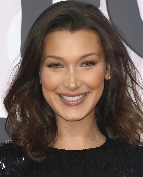 Bella Hadid Without Makeup, Bella Hadid Eyebrows, Beauty Archetypes, Bella Hadid Makeup, Bela Hadid, Eyebrow Lift, Isabella Hadid, Curly Lob, Classy Makeup