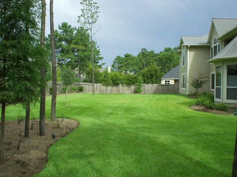 nice big fenced yard Grass Backyard, Budget Landscaping, Large Backyard Landscaping, Backyard Hammock, Backyard Layout, Backyard Swings, Underground Sprinkler, Backyard Garden Landscape, Big Backyard