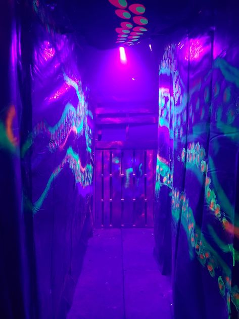 Glow In The Dark Spray Paint, Black Lights Aesthetic, Glow In The Dark Party Aesthetic, Black Light Aesthetic, Blacklight Decor, Black Light Background, Glow In The Dark Aesthetic, Spray Paint Aesthetic, Splatoon Aesthetic