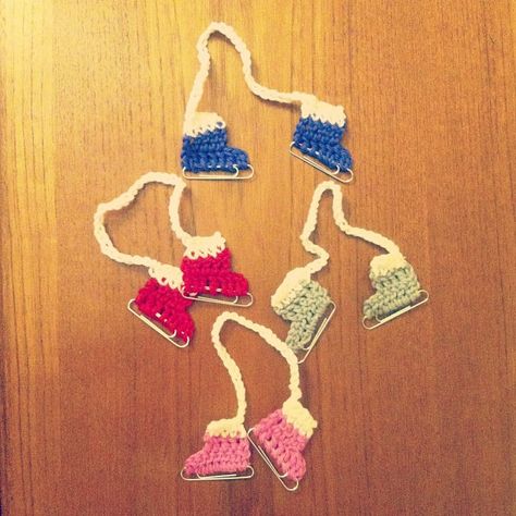 DIY crochet paperclip ice skate ornament - free pattern! - easy last minute gift idea or present topper. Crochet Ice Skates Pattern Free, Diy Gifts Last Minute, Ice Skate Ornaments, Crochet Christmas Gifts, Crochet Xmas, Crochet Gift, Crochet Ornaments, Ice Skate, Crochet Bookmarks