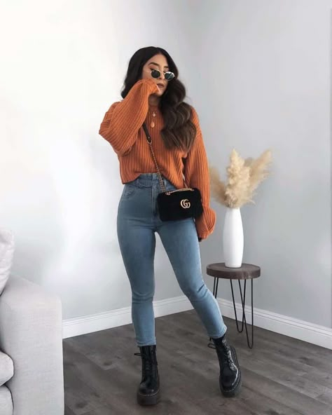 Professor Outfits, Urban Reference, Reference People, Amazing Clothes, Orange Sweater, Winter Fashion Outfits Casual, Elegante Casual, Shorts Outfit, Trendy Fall Outfits