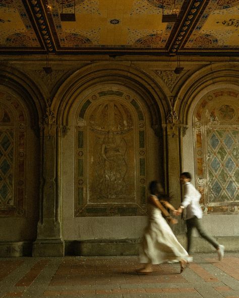 Central Park with Lauren and Dustin ☀️ | Instagram Engagement Photoshoot Central Park, Bethesda Terrace Photoshoot, Engagement Photos Buildings, Central Park Wedding Photos, Central Park Couple Photoshoot, Anniversary Couple Photoshoot, Jaipur Prewedding, Couples In New York, Central Park Couple