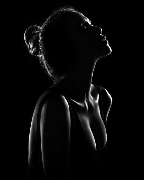 Low Key Portraits, Silhouette Pictures, Rim Light, Studio Photography Poses, Art Photography Portrait, Photography Pics, Human Art, Studio Portraits, Photo Print