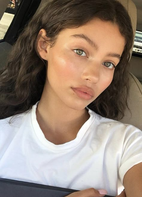 Naturally Beautiful People, No Makeup Bare Face, Natural Glowy Makeup Look, No Makeup Aesthetic, Pretty People Naturally, Girls Without Makeup, Light Feminine Makeup, Curly Hair Green Eyes, Cottagecore Makeup