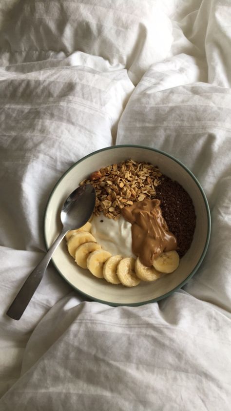 Granola With Yogurt, Granola Breakfast Aesthetic, Yogurt Aesthetics, Tumblr Thoughts, Yogurt Bowl With Peanut Butter, Granola Bowl Aesthetic, Yogurt Bowl Ideas, Banana Yogurt Bowl, Yogurt Bowl Aesthetic