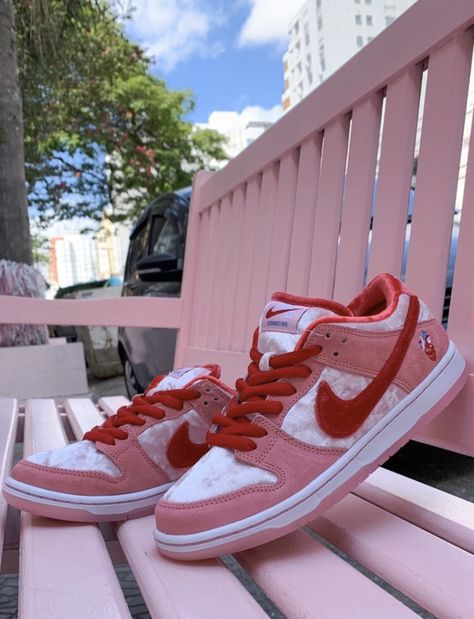 Strange Love Dunks, Nike Sb Dunk Low Strangelove, Chunky Dunky, Pretty Shoes Sneakers, All Nike Shoes, Nike Sb Dunk Low, Cute Nike Shoes, Nike Sb Dunk, Sb Dunk Low