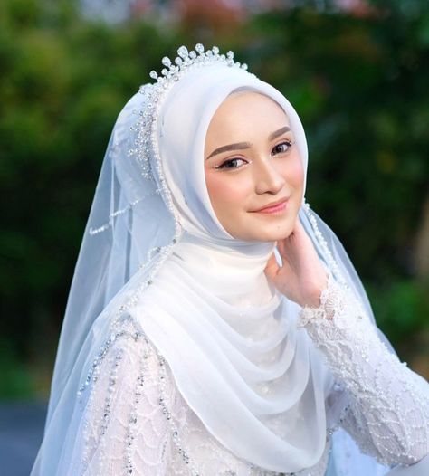 Make Up Pengantin Hijab, Pose Pengantin, Bridal Hijab Styles, Kebaya Wedding, Muslimah Wedding Dress, Muslimah Wedding, Bridal Hijab, Kebaya Muslim, Malay Wedding