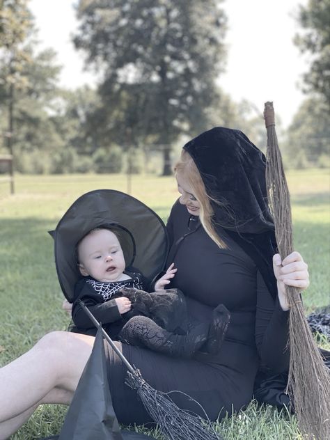 Halloween witch baby photos. Baby Witch Photoshoot, Halloween Baby Photos, Halloween Arts, Baby Photo Shoot, Toddler Photoshoot, Goth Baby, Monthly Baby Photos, Halloween Photography, Halloween Arts And Crafts