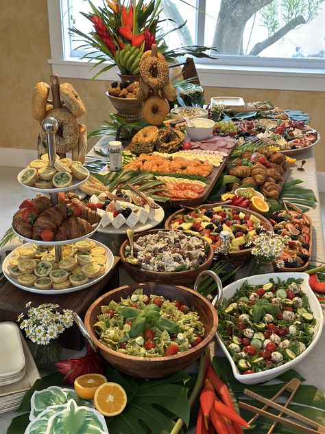 Catered Lunch Ideas Buffet Tables, Wedding Bbq Buffet Ideas, Snack Buffet Ideas, Summer Buffet Food Ideas, Catering Buffet Presentation, Sandwich Display Ideas For Party, Brunch Spread Table, Bbq Buffet Table Ideas, Mediterranean Buffet