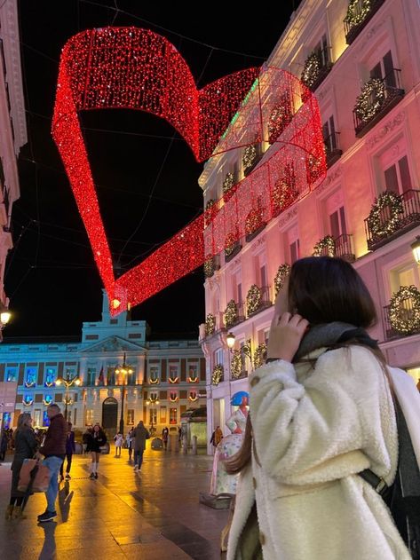 Best Christmas Destinations In The World | Best Places for Christmas Holidays- Winter Aesthetic | Vacation Aesthetic Destinations Madrid Christmas Aesthetic, Christmas Towns To Visit, Paris Poses, Places To Visit In December, Christmas Trips, Best Christmas Destinations, Madrid Aesthetic, Snow Vacation, Europe Christmas