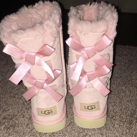 Uggs Pink, Cute Uggs, Beautiful Oregon, Pink Uggs, Bailey Bow, 2000s Fashion Outfits, Pink Girly Things, Girly Shoes, Aesthetic Shoes