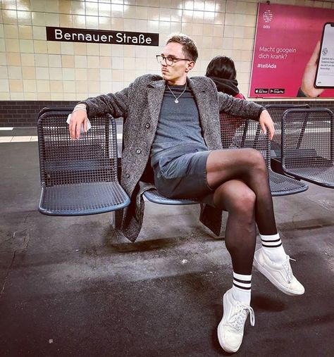 Pantyhose Outfit, Genderqueer Fashion, Boys Wearing Skirts, Men Wearing Skirts, Tights Outfits, Interesting Outfits, Pantyhose Fashion, Nylon Leggings, Sheer Socks