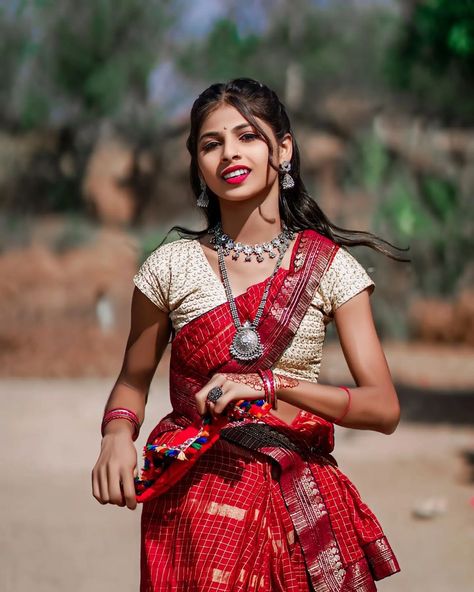 Aadiwasi Photo Full Hd, Smart Hairstyles, Iron Man Photos, Meldi Ma Hd Photo, Holi Photo, Song Lines, New Photo Style, Gals Photos, Best Poses For Photography