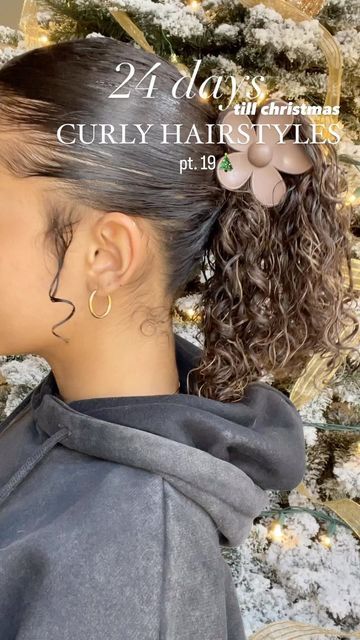 HEAVEN MARLEY on Instagram: "🎄Day 19 of my hairstyles christmas countdown🎄 the cutest claw clip always elevated a hairstyle!! • • •#aestheticmakeup arthoeaesthetic #curlyhair #curlygirl #curlyhairstyles #curlycommunity #curlysgoals #curlyhairtutorial #curlyhairtips#curlygirlmethod #cachos #rizos #cachosdefinidos #curlspoppin #cachosperfeitos #curlynaturalhair #holidayhair #losangeles" Cute Hairstyles For Pictures Day, Easy Hairstyles For School Picture Day, Curly Hairstyles Claw Clip, Curly Claw Clip Hairstyles, Flower Clip Hairstyles, Heaven Marley, Claw Clip Hairstyles Curly Hair, Hairstyles Christmas, Picture Day Hair