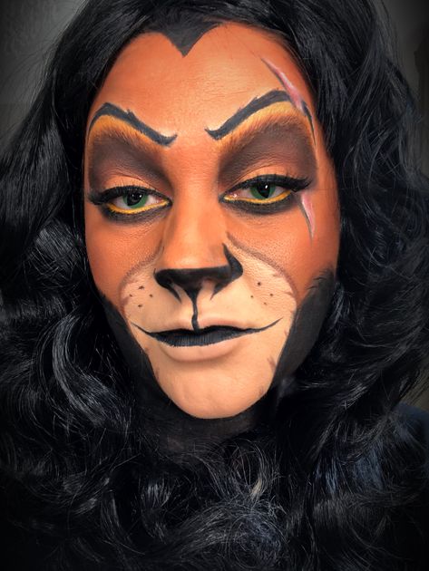 Lion King makeup Scar Makeup Lion King, Scar Lion King Makeup, Scar Rey Leon, Lion King Makeup, Scary Lion, Lion Face Paint, Lion Makeup, Beard Makeup, Scar Makeup