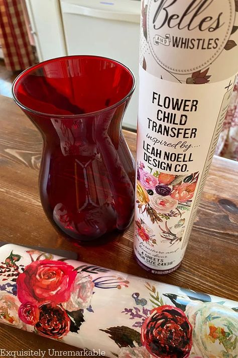 Colored Red Vase Makeover Thrift Store Vase Makeover, Red Vase Decorating Ideas, Repurpose Vases, Repurposed Vases, Glass Vase Makeover, Painting Glass Vases, Red Vase Decor, Vases Decor Living Room, Reuse Candle Jars