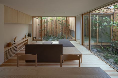 House In Akashi - Picture gallery Modern Japanese Homes, Modern Japanese House, Japanese Home Design, Bedroom Inspirations Minimalist, Clad Home, Home Structure, Japanese Style House, Japanese Interiors, Japanese Interior Design