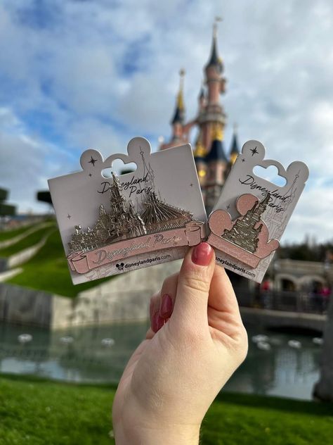 Disney Pins Aesthetic, Paris Souvenirs Gift, Disneyland Paris Souvenirs, Broches Aesthetic, Disneyland Paris Merchandise, Disneyland Shopping, Shopping Aesthetics, Disneyland Souvenirs, Disneyland Gifts