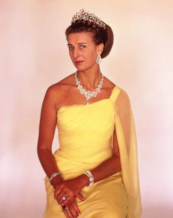 Kent Jewels: The Diamond and Pearl Tiara is currently the only known major tiara… Princess Alexandra Of Kent, Alexandra Of Kent, Reine Elizabeth Ii, Royal Crowns, Royal Tiaras, Cecil Beaton, British Royal Families, Princess Alexandra, Princess Margaret