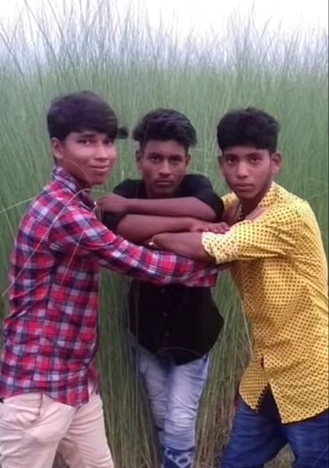 Trio Poses To Recreate, Funny Photos For Whatsapp Groups, Poses For Friends Funny, Funny Poses To Recreate, Group Photo Poses Trio, Funny Group Pics Friends, Chaotic Pics Friends, Funny Poses For Trio, Indian Trio Poses