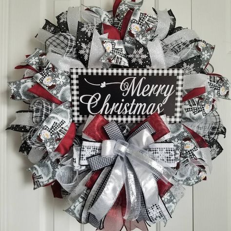 Seasonal Wreaths Diy, Door Black And White, Christmas Wreath Black, White Mesh Wreath, White Deco Mesh Wreath, Wire Wreaths, Holiday Door Wreaths, Ribbon Ideas, White Christmas Wreath