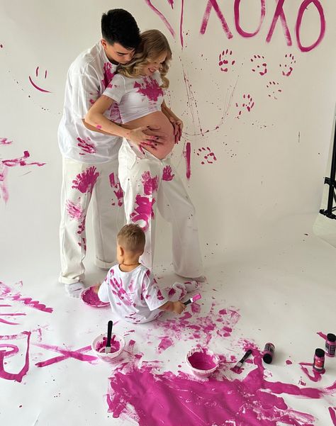 Gender Reveal Paint, Cake Photoshoot, Pregnancy Gender Reveal, Paint Themes, Pregnancy Advice, Photoshoot Studio, Gender Reveal Cake, Baby Gender Reveal, Reveal Ideas