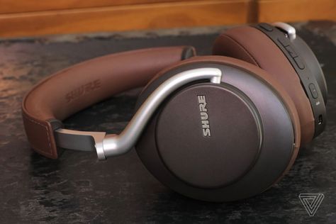 The best noise-canceling headphones to buy in 2020 - The Verge Best Headphones Wireless, Soundproof Headphones, Headphones To Buy, Headphone Sketch, Aesthetic Headphones, Retro Headphone, Headphones Aesthetic, Noise Canceling Headphones, Audiophile Headphones