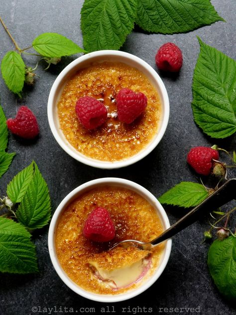 Creme brulee with raspberries Fruit Creme Brulee, Raspberry Creme Brulee, Passion Fruit Mousse, Classic French Desserts, Shrimp Salad Recipes, Creme Brulee Recipe, Brulee Recipe, Beef Empanadas, French Dessert