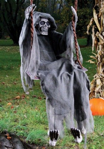 Grim Reaper on Swing Halloween Decorations Funny Halloween decor. #halloween #halloweendecorations Menacing Pose, Pasteles Halloween, Halloween Garden Decorations, Fun Diy Halloween Decorations, Scary Halloween Decorations Outdoor, Scary Halloween Decorations Diy, Dekorasi Halloween, Halloween Diy Outdoor, Halloween Decor Diy