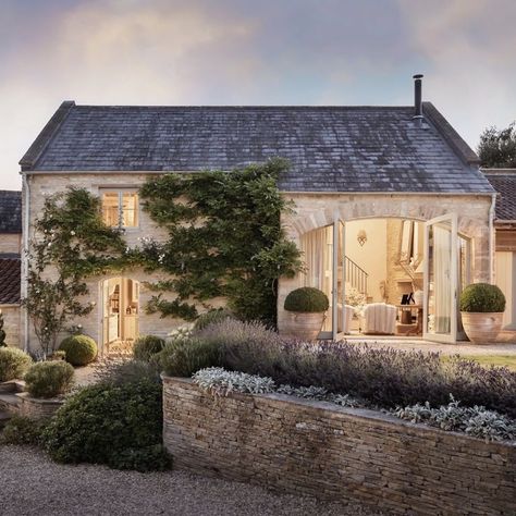 Uncover our enchanting Cotswolds retreat for ten, where you can spend dreamy days discovering literary treasures in the double height library, seeking moments of quietude in the fairy-tale garden, and delighting in meals alfresco gathered with loved ones under dusky skies ✨🌾 #cotswolds #cotswoldsliving #luxury #luxurystaycation #staycation #uk #interior #exterior #modern #interiordesign #vacation Country Alfresco, Cotswold Interior Design, Cotswold Houses, Luxury Cottage Exterior, Cotswold Architecture, French Stone Cottage, Cotswolds Interior Design, Cottage In France, Cotswold House Exterior