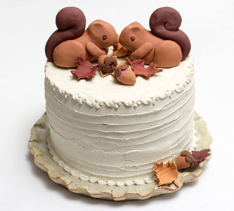 Squirrel cake Fondant Squirrel, Squirrel Cake Topper, Cake Decorating Simple, Fall Cakes Decorating, Squirrel Cake, Unicorn Cake Decorations, Fondant Rainbow, Fairy Garden Cake, Nature Cake