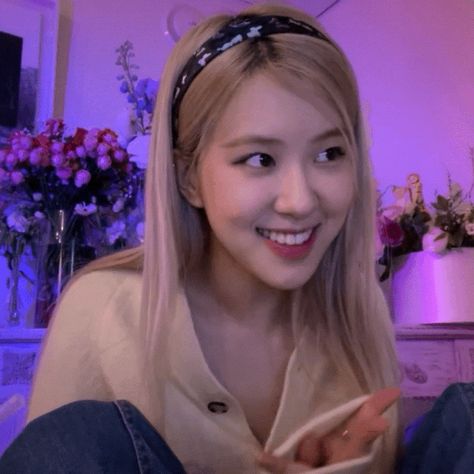 Rosé Cute Gif, Rosé Gifs, Rose Pic, Rosé Gif, Blackpink Memes, Never Have I Ever, Rose Park, Lisa Blackpink Wallpaper, Personality Quiz