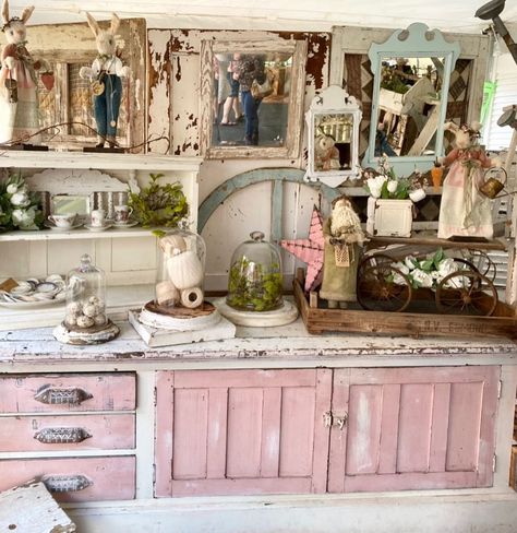 Garden Shed Interiors Shabby Chic, Shabby Chic Art Studio, French Country She Shed Interior, Pink She Shed Interior, Boho Craft Room, Shed Room Ideas, Vintage Craft Room, Shabby Chic Craft Room, Teenager Rustic Shabby Chic Wall Shelves