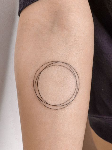 Three Circles Tattoo, 3 Circles Tattoo, Tattoo Circle Design, Circle Tattoos For Women, Circle Of Life Tattoo, Circle Tattoo Ideas, Circles Tattoo, Women's Back Tattoos, Circle Tattoo Design