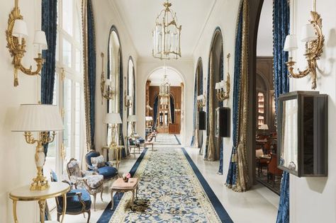 The lobby Luxury Entryway, Hall Entrada, Parisian Hotel, The Ritz Paris, Ritz Paris, Entryway Lighting, European Home Decor, Furniture Luxury, The Ritz