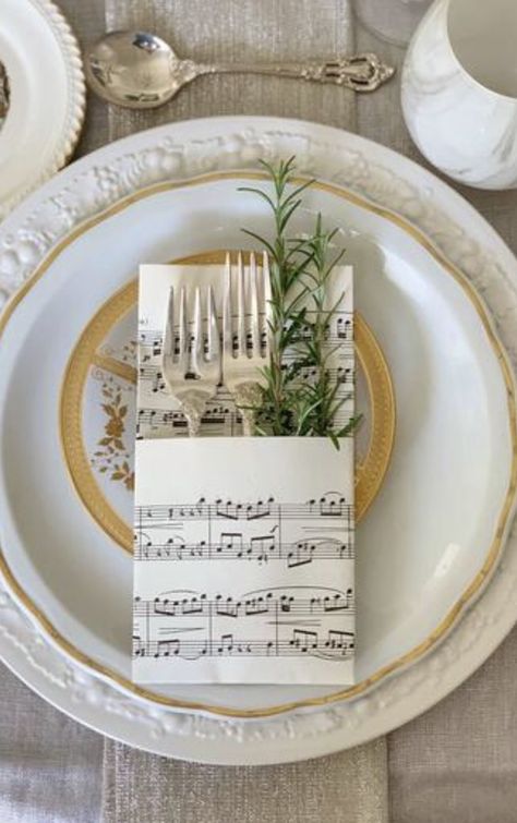 Music Centerpieces, Sheet Music Crafts, Music Themed Parties, Music Themed Wedding, Tafel Decor, Table Decorating, Christmas Table Centerpieces, Music Crafts, Christmas Centerpieces Diy