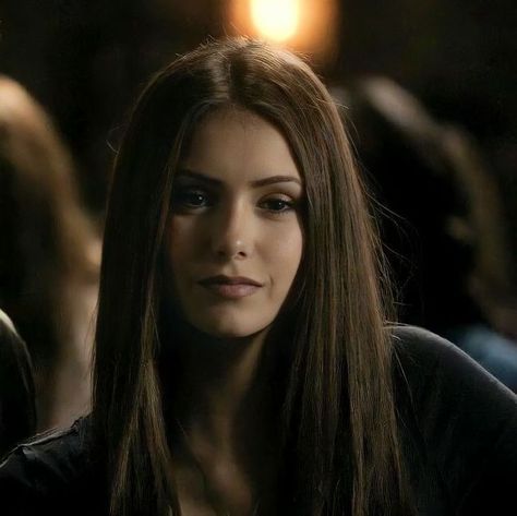 tvd the vampire diaries elena gilbert nina dobrev Tvd Originals, Wattpad Outfits, Graveyard Girl, Elena Gilbert Style, Brunette Actresses, The Vampire Diaries 3, Damon And Stefan, Vampire Diaries Cast, Alyson Hannigan