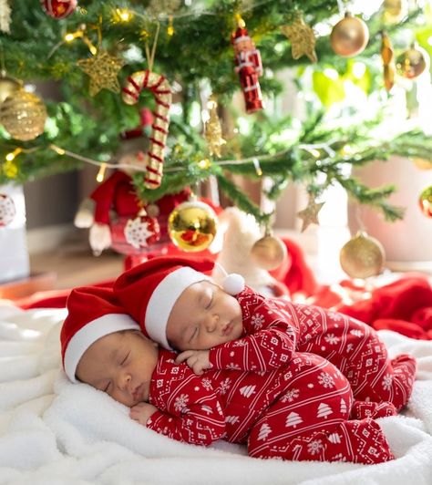 Bu sene ağacın altında pek tatlı hediyeler var ❤️🎅🏻🎄 Thank you & Happy Holidays @esramagriso !! 🎄💝🥂 . #NewbornTwins #ChristmasBabies #TwinLove #UnderTheTree #ChristmasMiracle #TwinsFirstChristmas #BabyGifts #TwinJoy #ChristmasCuties #TwinSiblings #TwinMagic #NewbornLife #HolidayBabies #DoubleBlessing #ChristmasPresence #TwinsArrival #BabyUnderTree #TwinCelebration #Newborns #HolidayNewborns #TwinningForChristmas #FestiveTwins #TwinTraditions #TwinWonders #BabyJoy #ChristmasAdventures Sweaters Amazon, Newborn Christmas Outfit, Baby Christmas Photography, Parents Christmas, Baby Twins, Newborn Christmas, Newborn Twins, Christmas Family Photos