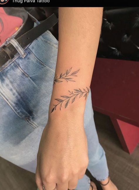 Wrap Around Wrist Tattoos, Wrist Bracelet Tattoo, Wrap Around Tattoo, Wrap Tattoo, Tato Henna, Cool Wrist Tattoos, Vine Tattoos, Inspiration Tattoos, Geniale Tattoos