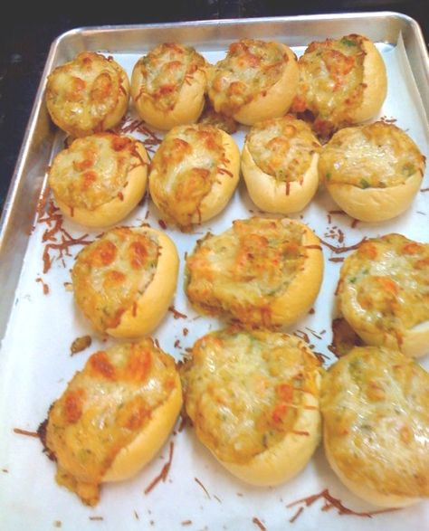 Crawfish Pirougue Recipe Cajun Pistolettes Recipe, Crawfish Pistolettes Recipe, Stuffed Pistolettes, Pistolettes Recipe, Tuna Boats, Crawfish Dishes, Crawfish Bread, Tartiflette Recipe, Crawfish Recipes