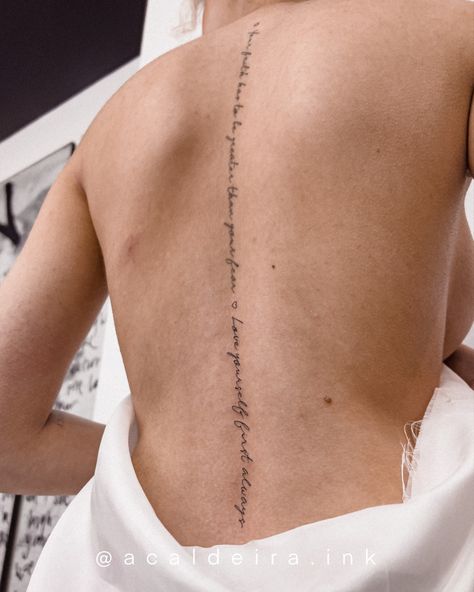 Spine Phrase Tattoo, Italian Spine Tattoo, Fine Line Tattoo Spine, Fine Line Spine Tattoo, Phrase Tattoo, Tattoo Script Fonts, Phrase Tattoos, Cursive Tattoos, Meaningful Tattoo Quotes