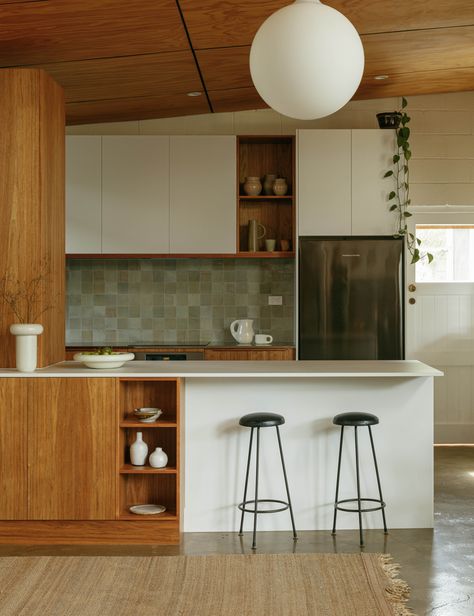 The renovated kitchen by SpaceCraft Joinery makes for the perfect backdrop to this Adelaide home's mid-century aesthetic. Mcm Kitchen, Mid Century Aesthetic, Kitchen Transformation, Mid Century Modern Kitchen, Prefabricated Houses, Mid Century Kitchen, Kitchen Farmhouse, Kitchen Inspiration Design, Style Tile