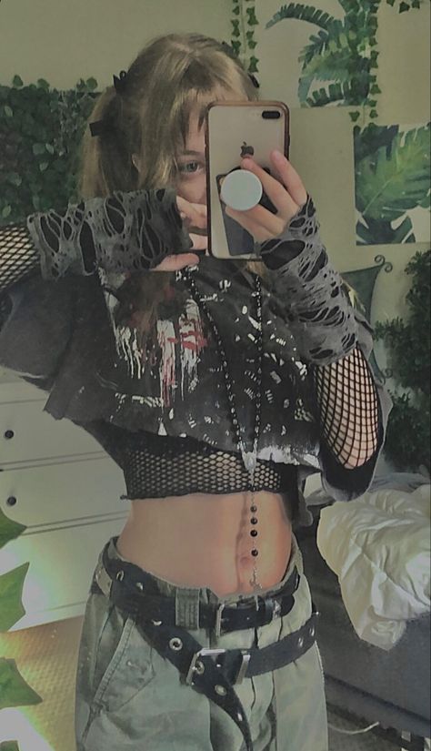 Fem Grunge Outfits, 6arely Human, Alt Outfits Aesthetic, Punk Fits, Emo Women, Soft Emo, Grunge Core, Alt Fits, Grunge Fits