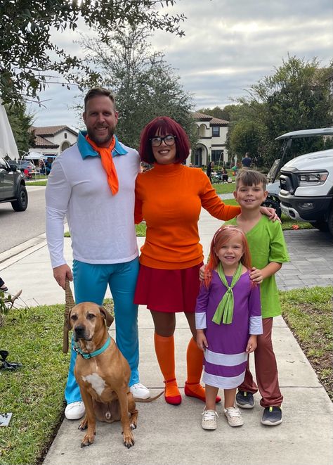 Family Costumes Scooby Doo, Scooby Dog Costumes, Family Of 4 Halloween Costumes With Dog, Wild Thornberrys Costume Family, 90s Family Costume Ideas, Family Halloween Costumes With Dog Pets, Scooby Doo Family Costumes Halloween, Creative Family Costumes, Family Costumes With Dog