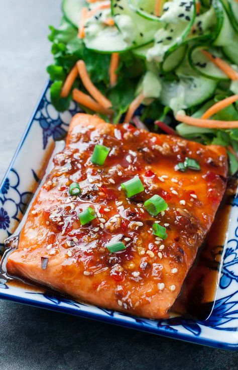 Looking for a new way to eat salmon This glazed Sweet Chili Sriracha Salmon is quick, easy, and makes an impressive weeknight dinner that's full of flavor! Sriracha Salmon Recipes, Pizza Seafood, Vegetables Pizza, Seafood Salads, Sriracha Salmon, Delicious Salmon Recipes, Garlic Butter Salmon, Avocado Dressing, Keto Pizza