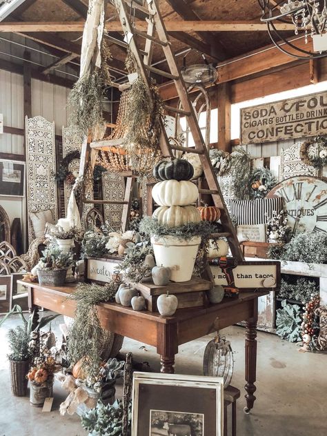 Finders Keepers Vintage Market - WHAT IS A VINTAGE-INSPIRED MARKET ? ? ? Fall Vintage Market Displays, Fall Staging Ideas, Fall Shop Displays, Vintage Shops Aesthetic, Vintage Display Ideas, Small Store Display Ideas, Vintage Merchandising, Garden Pizza Oven, Flea Market Displays