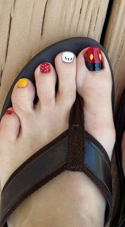 Disney painted nails Disney Toenails, Disney Toe Nail Designs, Nails Disney, Mouse Nails, Disney Nail Designs, Mickey Nails, Nail Art Disney, Disney Designs, Super Nails