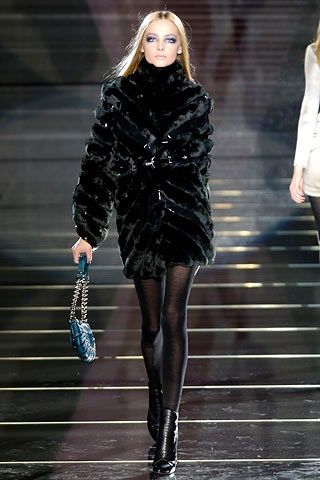 Versace Fall 2006 Ready-to-Wear Collection | Vogue Snejana Onopka, Fashion Walk, Chic Coat, Versace Collection, Model Inspo, Model Aesthetic, Russian Fashion, Just Girl Things, Runway Fashion