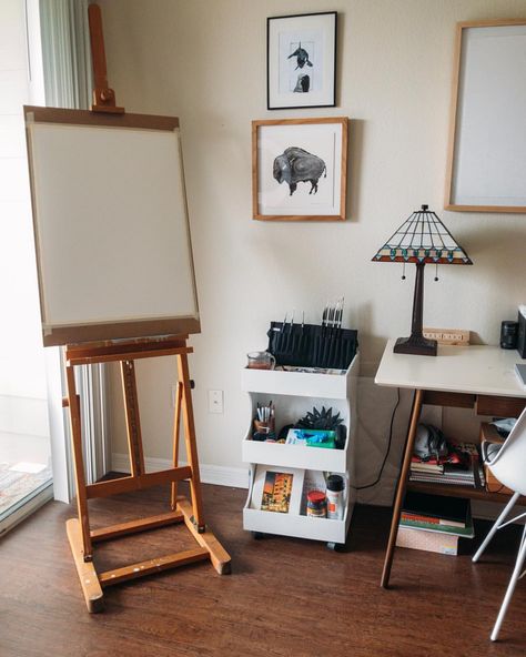 Painting Area In Bedroom, Painting Corner In Bedroom, Painting Set Up, Small Apartment Art, Art Corner Bedroom, Painting Nook, Art Studio Bedroom, Mini Art Studio, Boho Living Room Coffee Tables